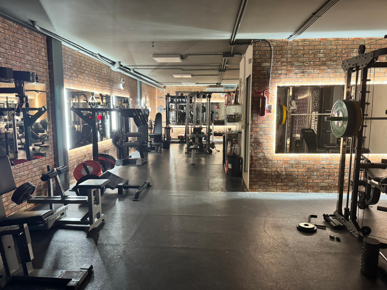 Scorus Fitness - Machines area with mirrors